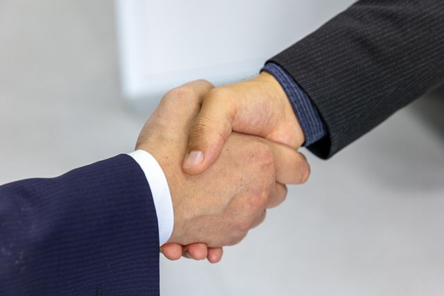 people-shaking-hands